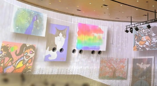 受賞作品がプロジェクションマッピングで壁に映し出されている様子