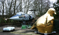 前庭に置かれたオランダ空軍の本物の戦闘機（訓練機)と近作の鳩の作品