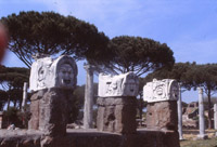 仮面を象った彫刻の列柱