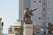 ドゥラスの街角にある、社会主義時代の彫刻