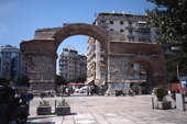 テサロニキ、エグナティア通り。ガレリウス帝の戦勝を記念する凱旋門が、エグナティア街道に建てられた